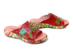 Laura Vita 0007749 SANAO 56 ROSE, klapki damskie. Czerwone klapki damskie Laura Vita, bez wzorów, ze skóry, bez obcasa. Za 359.90 zł.