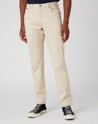 WRANGLER TEXAS SLIM MĘSKIE SPODNIE MATERIAŁOWE PUMICE STONE W12SEAC13 112145791. Brązowe spodnie materiałowe męskie Wrangler, l, bez wzorów, z materiału. Za 219.99 zł.