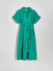 Koszulowa sukienka midi - zielony. Zielone sukienki damskie Reserved, l, bez wzorów, z bawełny, bez kołnierzyka, bez ramiączek, midi, koszulowe. W wyprzedaży za 49.99 zł.