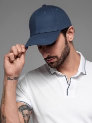 Czapka męska z daszkiem bejsbolówka z ozdobnym haftem – granatowa V4 OM-ACCS-0102 - uniwersalny. Niebieskie czapki i kapelusze męskie Ombre Clothing, bez wzorów, z bawełny, klasyczne. W wyprzedaży za 39.99 zł.