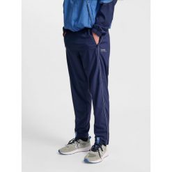Spodnie dresowe tkane Hummel Pulse. Niebieskie spodnie sportowe męskie Hummel, bez wzorów, z dresówki, na fitness i siłownię. Za 236.50 zł.