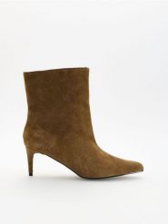Zamszowe botki na obcasie - beżowy. Brązowe botki damskie Reserved, ze skóry, za kostkę, bez obcasa, na obcasie, bez zapięcia. Za 259.99 zł.