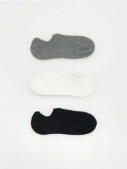 Krótkie skarpetki 3 pack - złamana biel. Skarpety damskie Reserved, bez wzorów. W wyprzedaży za 32.99 zł.