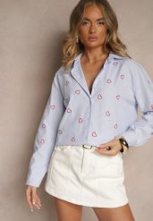 Niebiesko-Czerwona Koszula Oversize w Prążki Zdobiona Haftem w Serca Nitavela. Niebieskie bluzki damskie Renee, z aplikacjami, z jeansu, eleganckie, bez kołnierzyka, bez ramiączek. Za 74.99 zł.