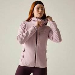 Damska kurtka Ossek Softshell. Niebieskie kurtki damskie Regatta, bez wzorów, z materiału, z kapturem. Za 263.50 zł.