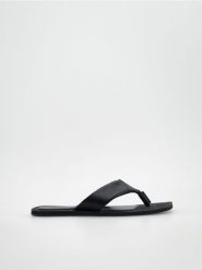 Skórzane japonki - czarny. Czarne klapki damskie Reserved, bez wzorów, ze skóry, bez obcasa. W wyprzedaży za 69.99 zł.