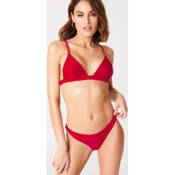 Andrea Hedenstedt x NA-KD Dół bikini - Red. Bikini damskie marki Andrea Hedenstedt x NA-KD. W wyprzedaży za 30.47 zł.
