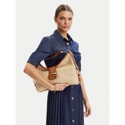 Torebka Guess. Brązowe torebki do ręki damskie Guess, z aplikacjami, klasyczne, bez dodatków. Za 679.99 zł.