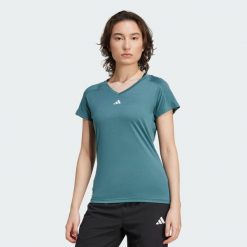 Koszulka AEROREADY Train Essentials Minimal Branding V-Neck. Białe koszulki sportowe damskie Adidas, xs, bez wzorów, z materiału, bez kołnierzyka, bez ramiączek. W wyprzedaży za 81.75 zł.
