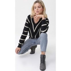 Granatowy Sweter Jordan. Niebieskie swetry damskie Born2be, l, bez wzorów, z asymetrycznym kołnierzem, bez ramiączek, długie, bez kaptura. Za 89.99 zł.