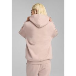 Bluza z kapturem unisex Essentials Elevated PUMA Rose Quartz Pink. Czerwone bluzy męskie Puma, m, bez wzorów, prążkowane, z kapturem, do biegania. W wyprzedaży za 194.00 zł.