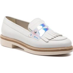 Półbuty TOMMY HILFIGER - Iridescent Detail Loafer FW0FW03930 Whisper White 121. Białe mokasyny damskie Tommy Hilfiger, bez wzorów, ze skóry, bez obcasa, na płaskiej podeszwie, bez zapięcia. W wyprzedaży za 319.00 zł.