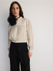 Lekka kurtka z wiskozą - kremowy. Białe kurtki damskie Reserved, l, bez wzorów, z satyny, bez kaptura. W wyprzedaży za 159.99 zł.