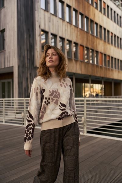 Wzorzysty sweter beżowy. Brązowe swetry damskie MOODO, m, bez wzorów, z poliamidu, bez kołnierzyka, bez ramiączek, bez kaptura. W wyprzedaży za 55.99 zł.