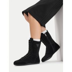 Trzewiki Guess Jeans. Czarne botki damskie Guess Jeans, z jeansu, bez obcasa, na płaskiej podeszwie, bez zapięcia. Za 399.99 zł.