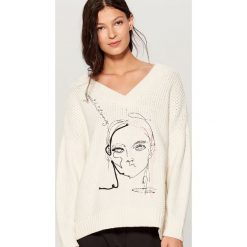 Sweter oversize z haftem - Kremowy. Swetry damskie Mohito. Za 129.99 zł.