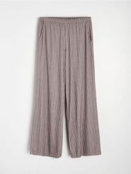 Spodnie wide leg z kieszeniami i domieszką wiskozy - brązowy. Brązowe spodnie materiałowe damskie Sinsay, l, bez wzorów, z wiskozy. Za 49.99 zł.