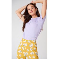 NA-KD Basic T-shirt basic - Purple. Fioletowe t-shirty damskie NA-KD Basic, z bawełny, z okrągłym kołnierzem. W wyprzedaży za 37.07 zł.
