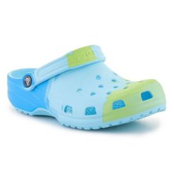 Chodaki Crocs Classicombreclog 208275-4LE niebieskie. Niebieskie klapki damskie bez wzorów, klasyczne, bez obcasa. Za 374.47 zł.