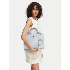 Torebka KARL LAGERFELD. Niebieskie torebki do ręki damskie KARL LAGERFELD, bez wzorów, klasyczne, bez dodatków. Za 549.99 zł.