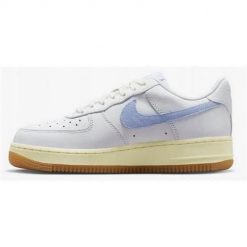 Buty do chodzenia damskie Nike Air Force 1. Białe obuwie sportowe damskie Nike, bez wzorów, z gumy, do biegania, Nike Air Force. Za 576.00 zł.