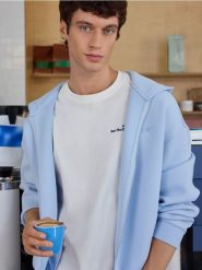 Bluza z haftem na plecach - jasnoniebieski. Niebieskie bluzy męskie Reserved, l, bez wzorów, z bawełny, bez kaptura. Za 159.99 zł.