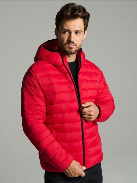 Pikowana kurtka puffer z kapturem - czerwony. Czerwone kurtki damskie Sinsay, l, bez wzorów, z kapturem. Za 69.99 zł.