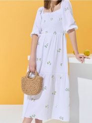 Bawełniana sukienka midi z haftem w stylu cottage - wielobarwny. Sukienki damskie Sinsay, l, bez wzorów, z bawełny, bez kołnierzyka, bez ramiączek, midi. W wyprzedaży za 65.99 zł.