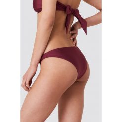 NA-KD Swimwear Błyszczący dół bikini z niskim stanem - Red. Bikini damskie marki NA-KD Swimwear. W wyprzedaży za 22.40 zł.