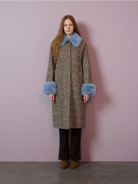 Długi płaszcz z futerkiem - wielobarwny. Płaszcze damskie Reserved, l, bez wzorów, z tkaniny, długie, bez kaptura. Za 499.99 zł.