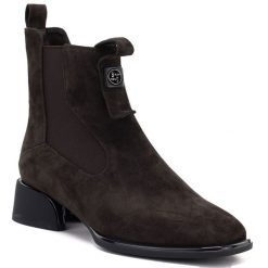 Skórzane botki damskie eleganckie sztyblety czekoladowe Gino Fabiani 26BT24-396. Brązowe botki damskie Gino Fabiani, ze skóry, eleganckie, bez obcasa, bez zapięcia. Za 309.99 zł.