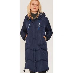 Pikowany płaszcz z napisami - Granatowy. Niebieskie płaszcze damskie House, z napisami. Za 359.99 zł.