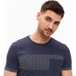 T-SHIRT DOPASOWANY Z KIESZONKĄ. T-shirty męskie marki TOP SECRET. W wyprzedaży za 39.99 zł.