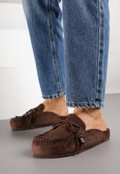 Ciemnobrązowe Klapki z Frędzlami i Kokardą Narialla. Brązowe klapki damskie Born2be, bez wzorów, bez obcasa, na płaskiej podeszwie. Za 119.99 zł.