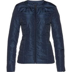Kurtka pikowana w kropki bonprix ciemnoniebiesko-biel wełny w kropki. Niebieskie kurtki damskie bonprix, w kropki, z wełny. Za 79.99 zł.