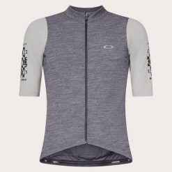 Oakley Koszulka Off Grid 2.0 Foa406794-02E. Szare buty sportowe męskie Oakley, bez zapięcia, rowerowe. Za 533.99 zł.