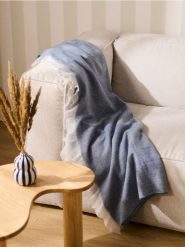 Koc z frędzlami - granatowy. Niebieskie kocyki dla dzieci Sinsay. W wyprzedaży za 15.99 zł.