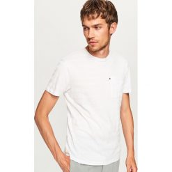 Prążkowany t-shirt z kieszonką - Biały. Białe t-shirty męskie Reserved, prążkowane. W wyprzedaży za 29.99 zł.