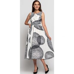 Bawełniana asymetryczna sukienka bez rękawów BIALCON. Białe sukienki damskie BIALCON, bez wzorów, z bawełny, eleganckie, z asymetrycznym kołnierzem, bez ramiączek, asymetryczne. Za 599.00 zł.