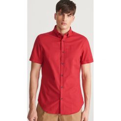 Gładka koszula regular fit - Czerwony. Koszule męskie marki Reserved. Za 89.99 zł.