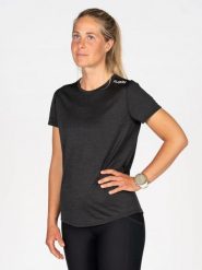 Damska koszulka do biegania Fusion. Czarne koszulki sportowe damskie FUSION, bez wzorów, z materiału, bez kołnierzyka, bez ramiączek, do biegania. Za 359.99 zł.