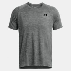 Koszulka Under Armour Tech Textured. Szare koszulki sportowe męskie Under Armour, bez wzorów, bez kołnierzyka, bez ramiączek. Za 108.39 zł.