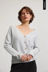 Kardigan z ozdobnymi guzikami szary. Szare kardigany damskie MOODO, l, bez wzorów, z elastanu. Za 159.99 zł.