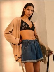 Szorty jeansowe mom high waist z zakładkami - niebieski. Niebieskie szorty damskie Sinsay, bez wzorów, z jeansu, z podwyższonym stanem. Za 59.99 zł.