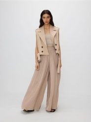 Spodnie palazzo - beżowy. Brązowe spodnie materiałowe damskie Reserved, l, bez wzorów, z tkaniny. W wyprzedaży za 99.99 zł.