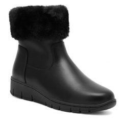 Botki Clara Barson. Czarne botki damskie Clara Barson, bez obcasa, na płaskiej podeszwie, bez zapięcia. Za 169.99 zł.