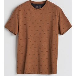 T-shirt z drobnym nadrukiem - Brązowy. Brązowe t-shirty męskie Reserved, z nadrukiem. Za 49.99 zł.