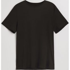 Gładki t-shirt - Czarny. Czarne t-shirty męskie Reserved. Za 49.99 zł.