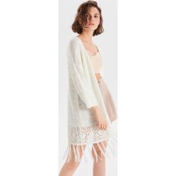 Kardigan oversize z frędzlami - Kremowy. Kardigany damskie marki Cropp. Za 119.99 zł.