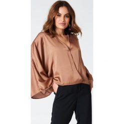 Hannalicious x NA-KD Kopertowa bluzka kimono - Copper. Bluzki damskie marki Hannalicious x NA-KD. W wyprzedaży za 42.58 zł.